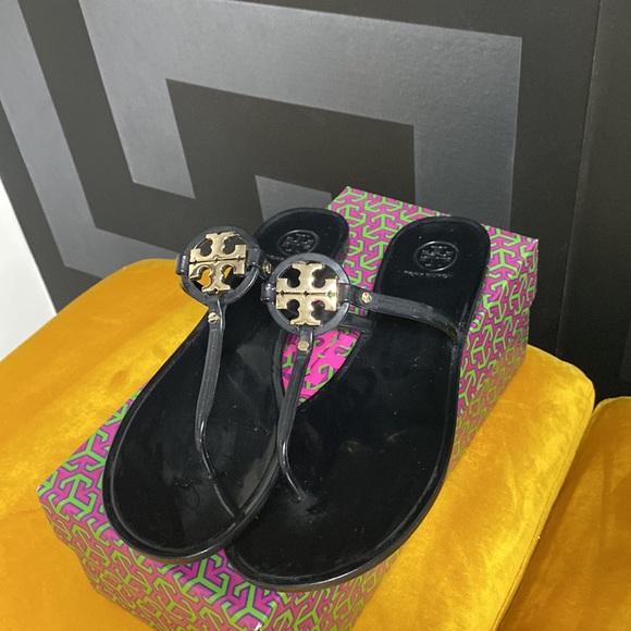 Tory Burch mini thong sandal. Great condition!Only worn a few times. Size 9 - Picture 2 of 7